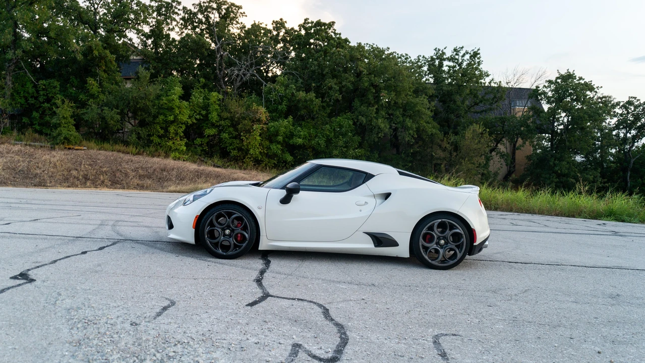 2015 Alfa Romeo 4C - Image 9 of 31