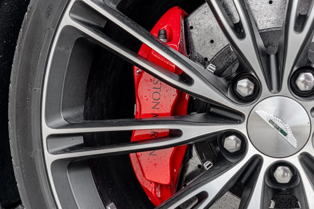 2015 Aston Martin DB9 - Image 15 of 31