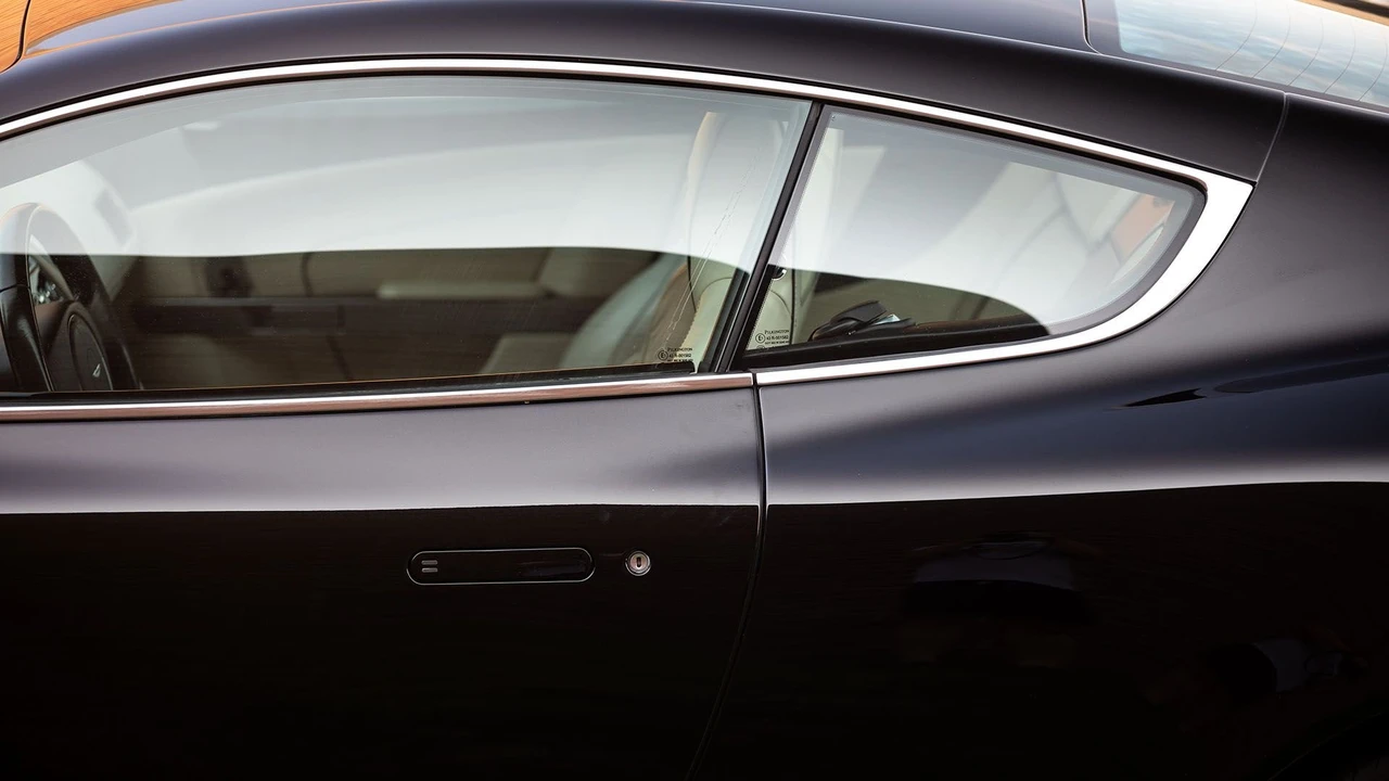 2015 Aston Martin DB9 - Image 23 of 31
