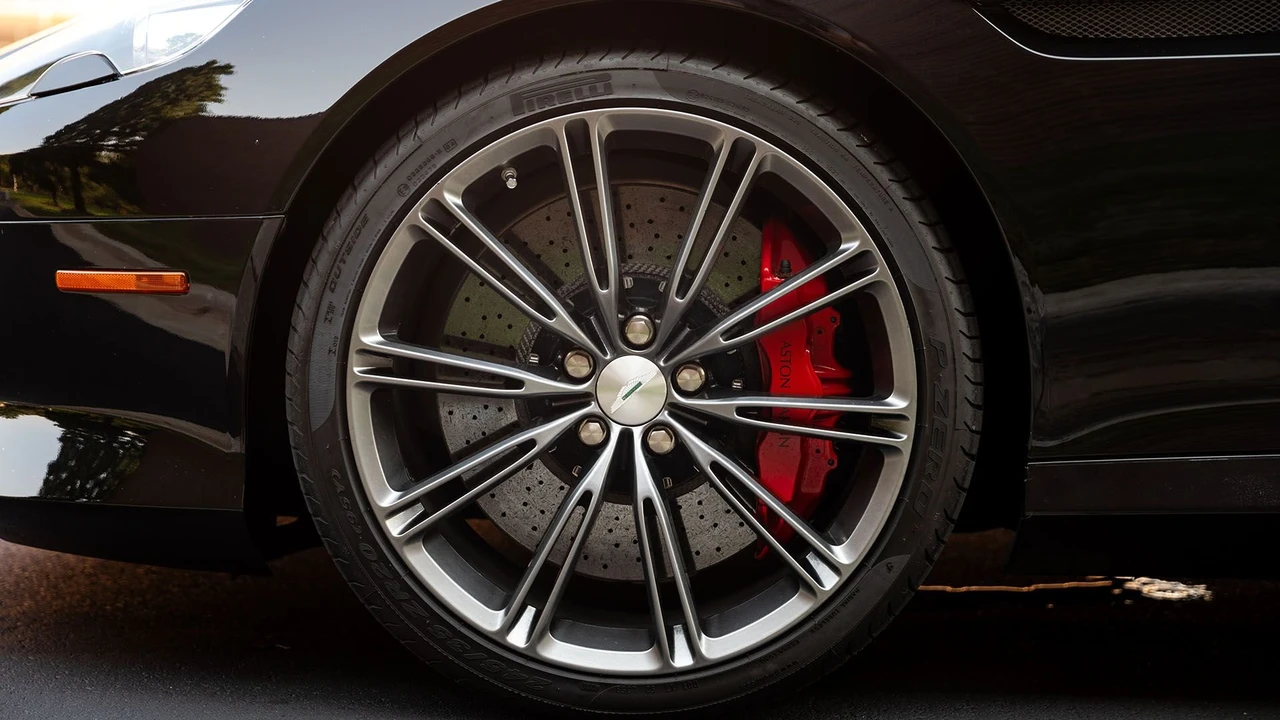 2015 Aston Martin DB9 - Image 17 of 31