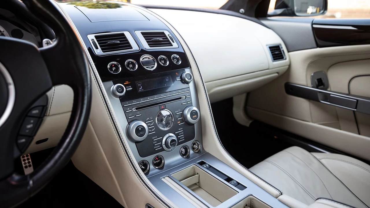2015 Aston Martin DB9 - Image 30 of 31
