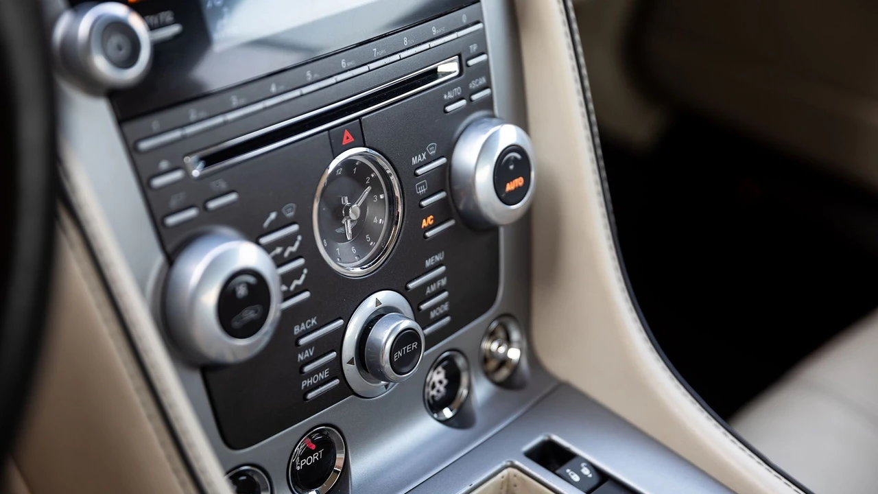2015 Aston Martin DB9 - Image 28 of 31