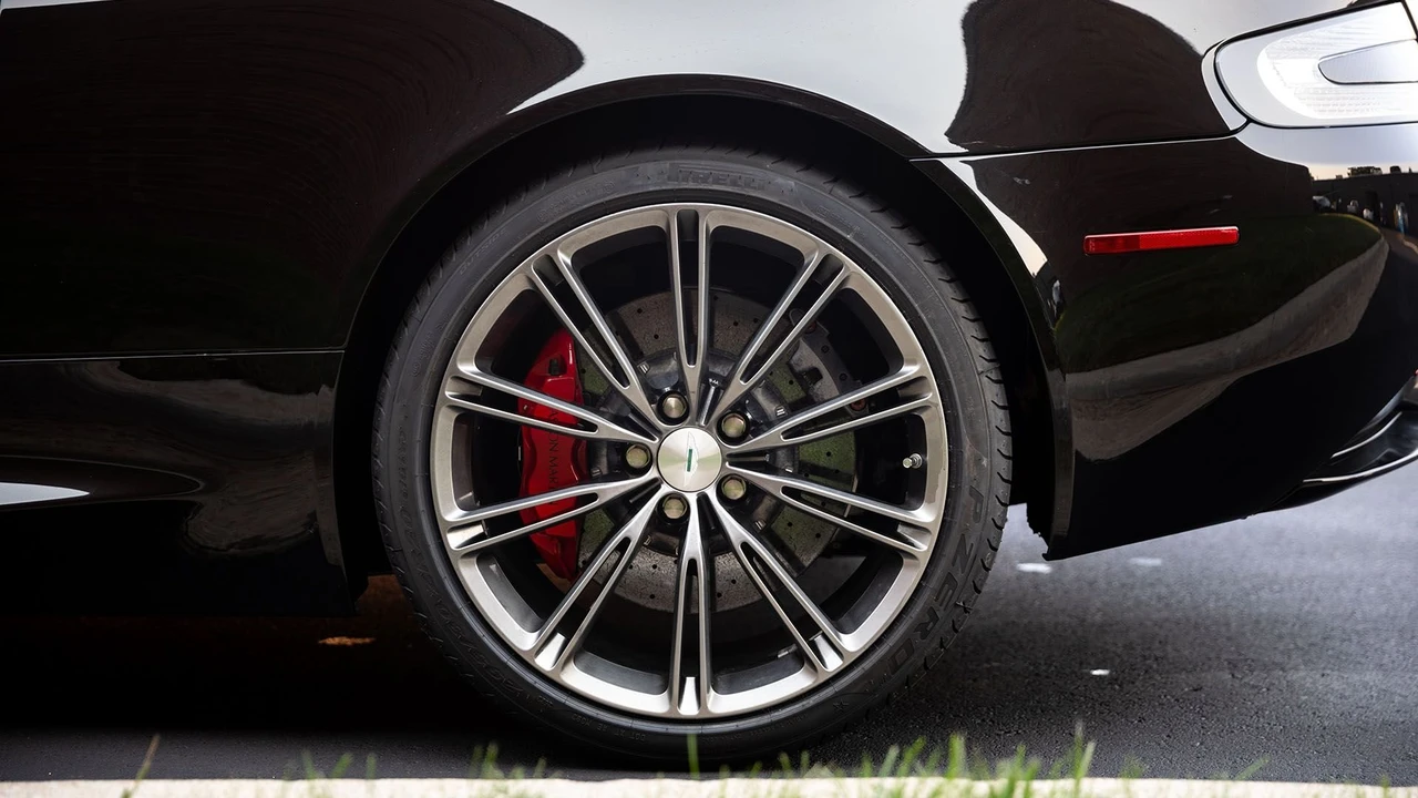 2015 Aston Martin DB9 - Image 27 of 31