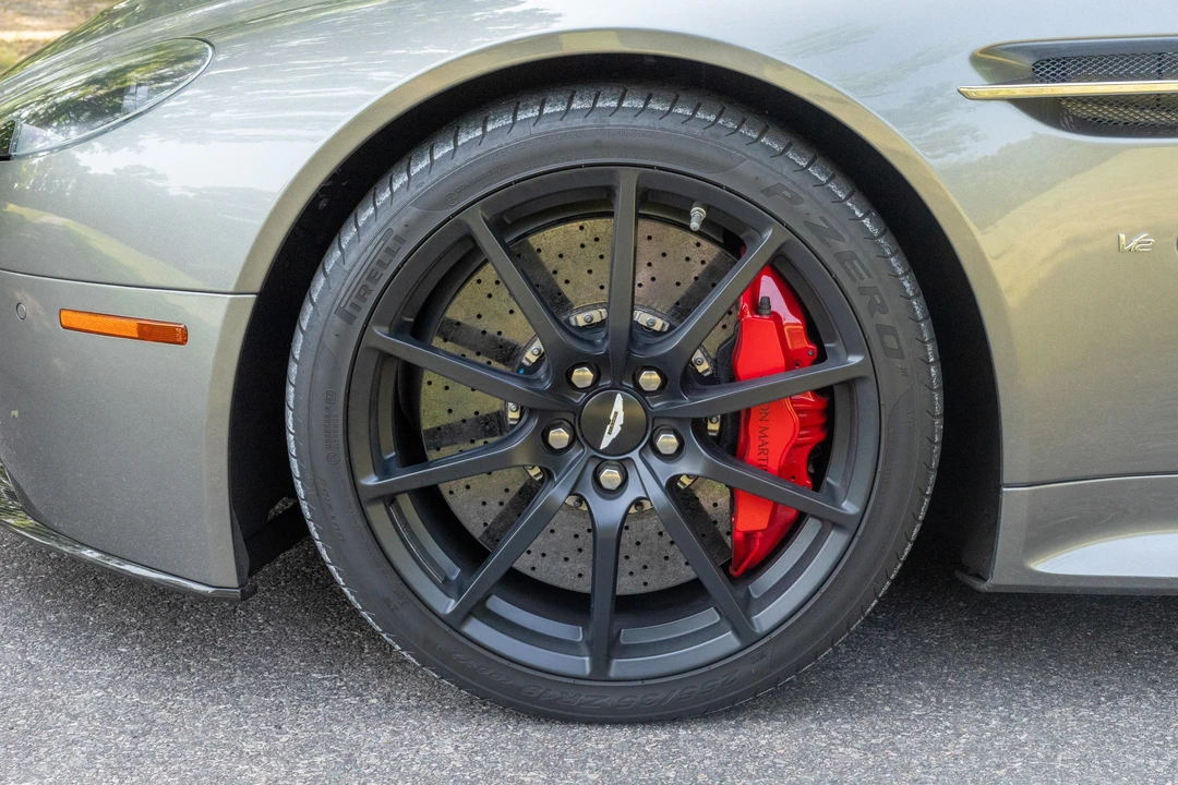 2015 Aston Martin Vantage - Image 29 of 31