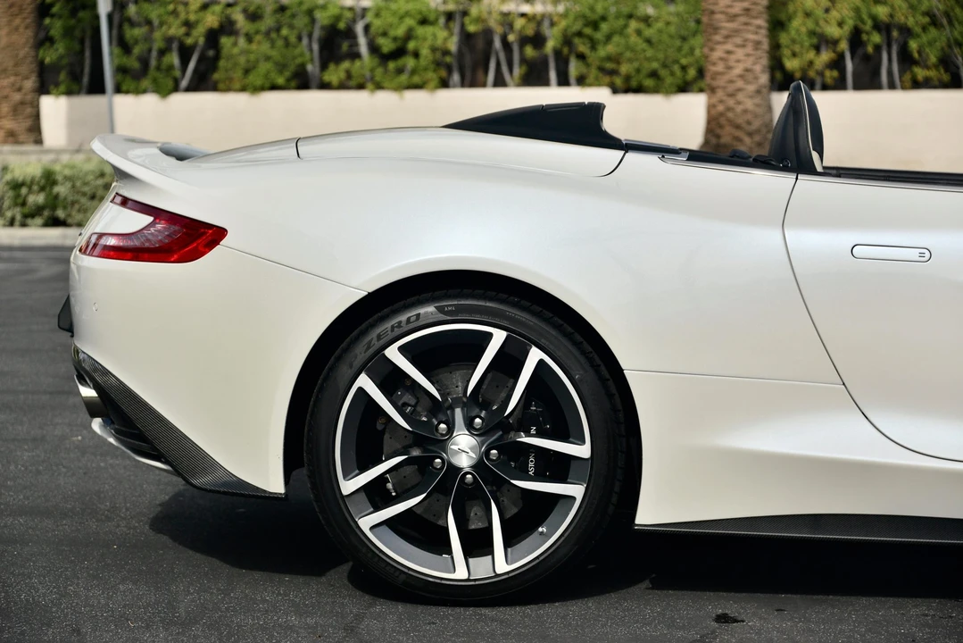 2015 Aston Martin Vanquish 2nd Gen - Image 27 of 31