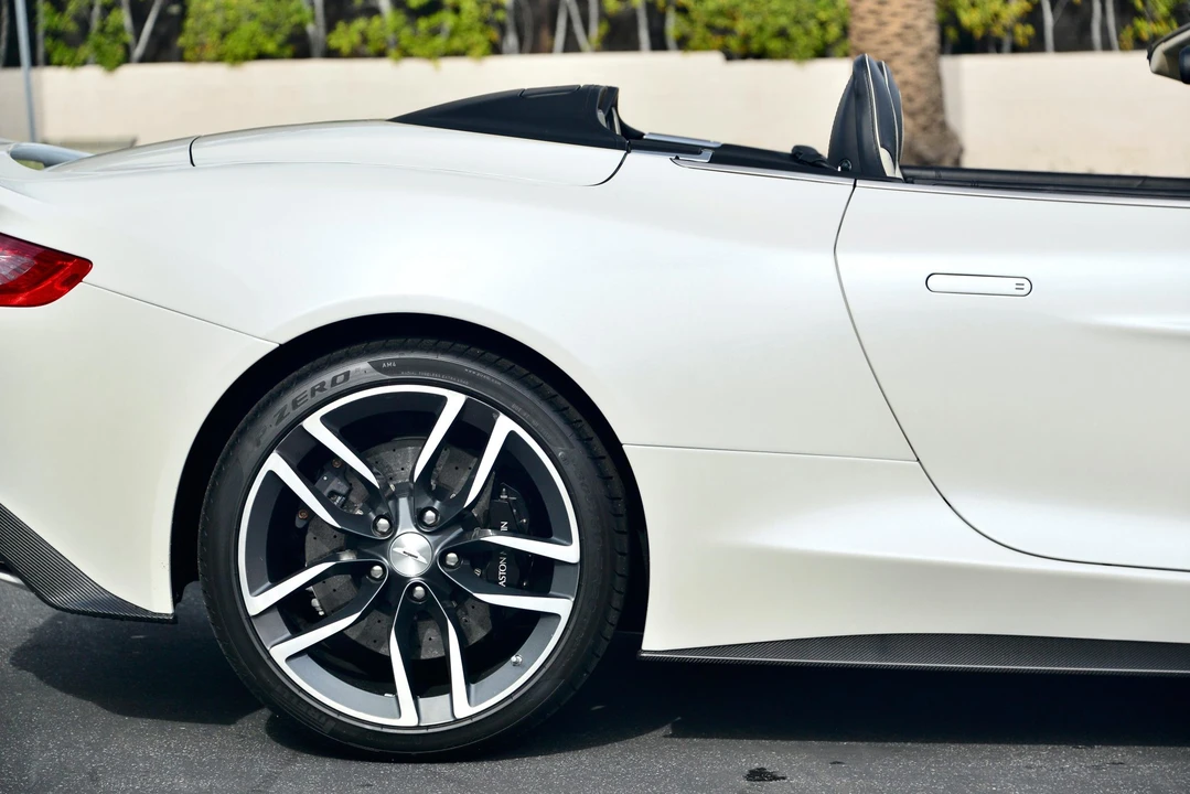 2015 Aston Martin Vanquish 2nd Gen - Image 25 of 31