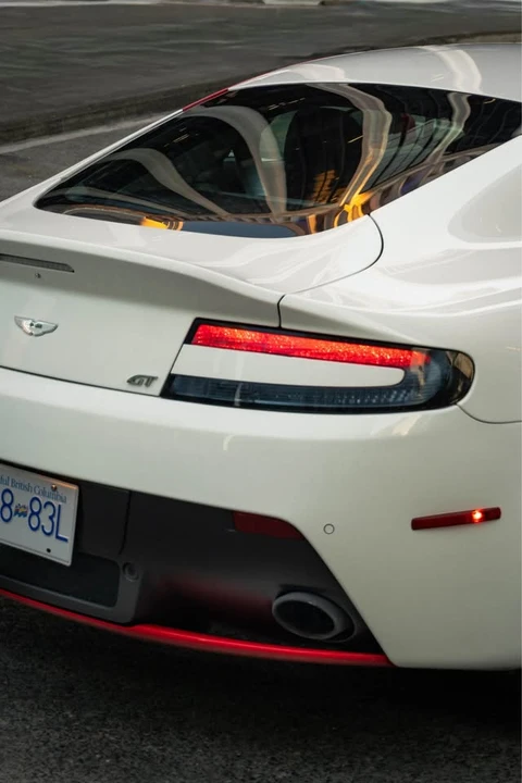 2015 Aston Martin Vantage - Image 9 of 17