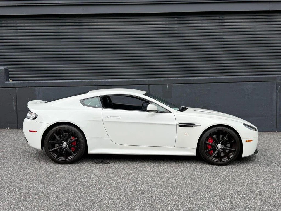 2015 Aston Martin Vantage - Image 11 of 30