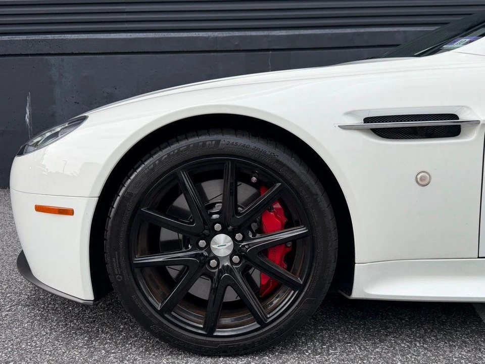 2015 Aston Martin Vantage - Image 13 of 30
