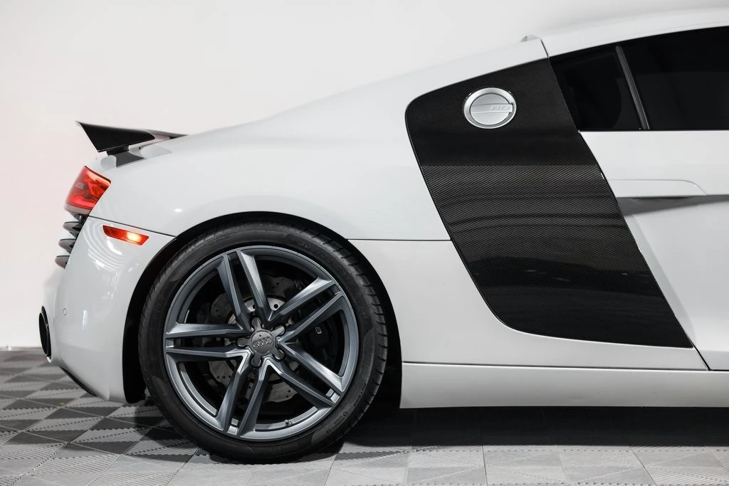 2015 Audi 42 R8 - Image 2 of 21