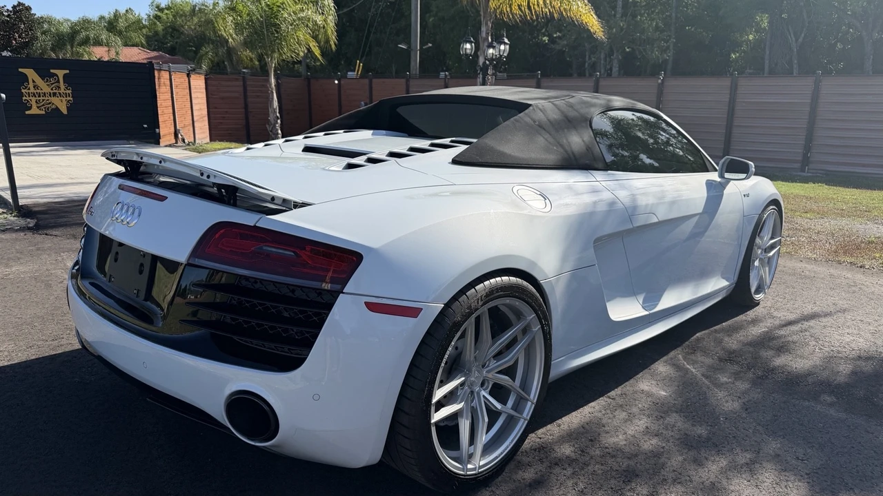 2015 Audi 42 R8 - Image 8 of 21