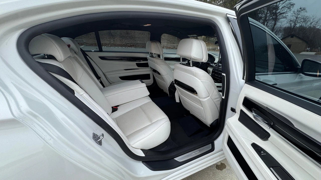 2015 BMW F01/F02 7 Series - Image 29 of 31
