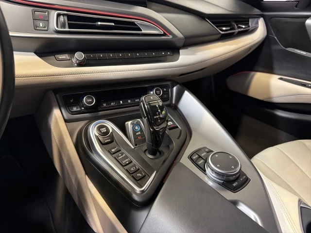 2015 BMW i8 - Image 17 of 21