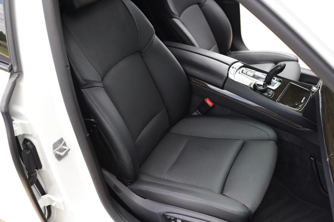 2015 BMW Alpina B7 - Image 29 of 31