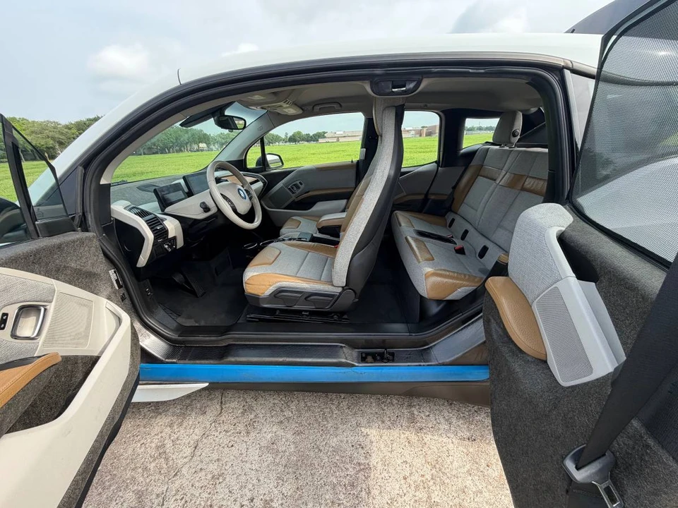 2015 BMW i3 - Image 17 of 24