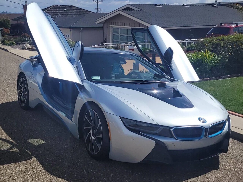 2015 BMW i8 - Image 2 of 30
