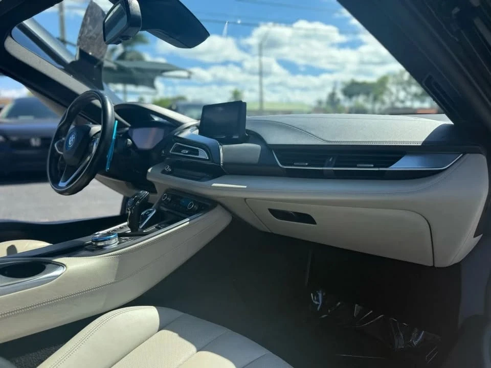 2015 BMW i8 - Image 10 of 12