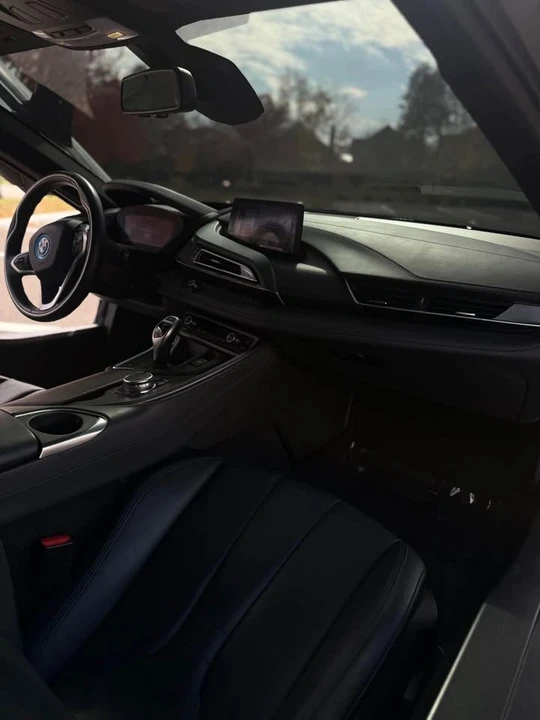 2015 BMW i8 - Image 11 of 16