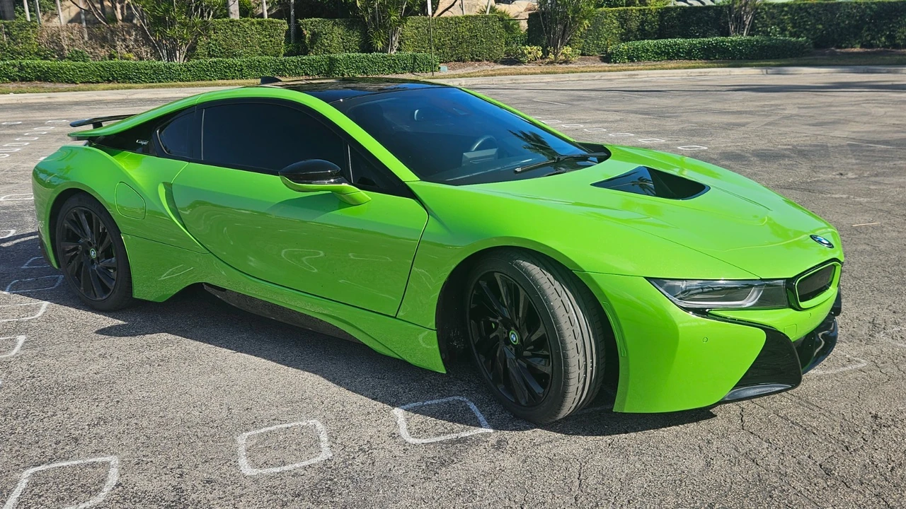 2015 BMW i8 - Image 13 of 14