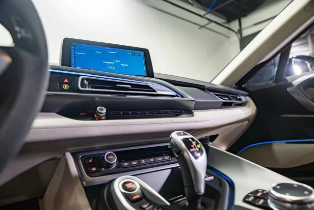 2015 BMW i8 - Image 13 of 21