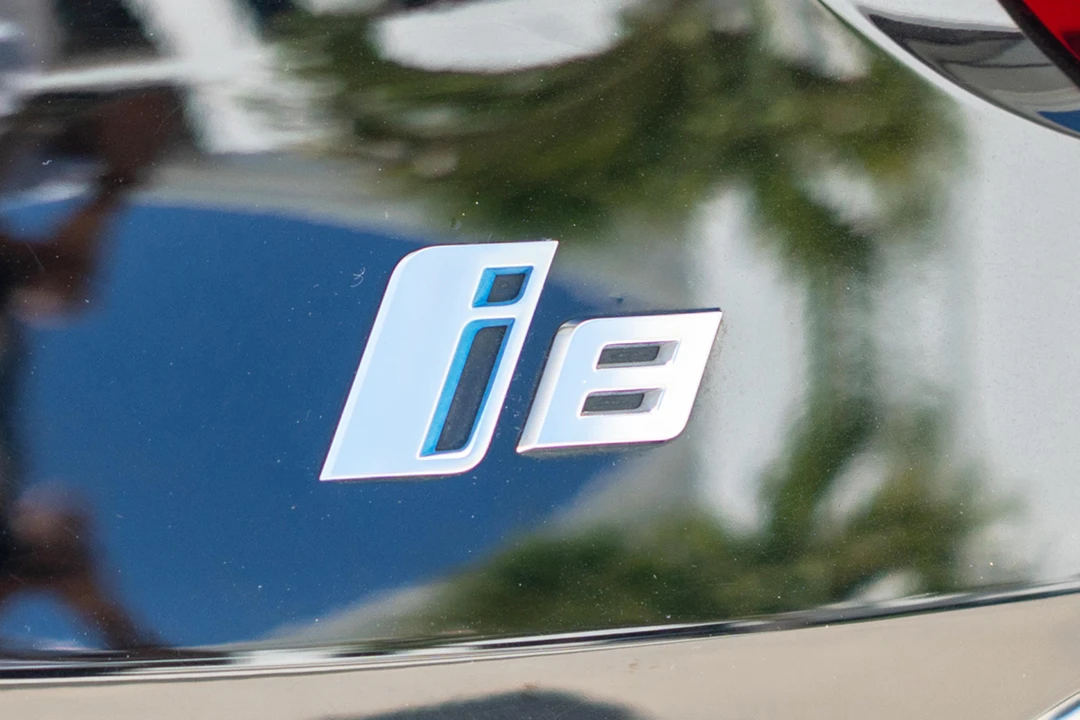 2015 BMW i8 - Image 28 of 31