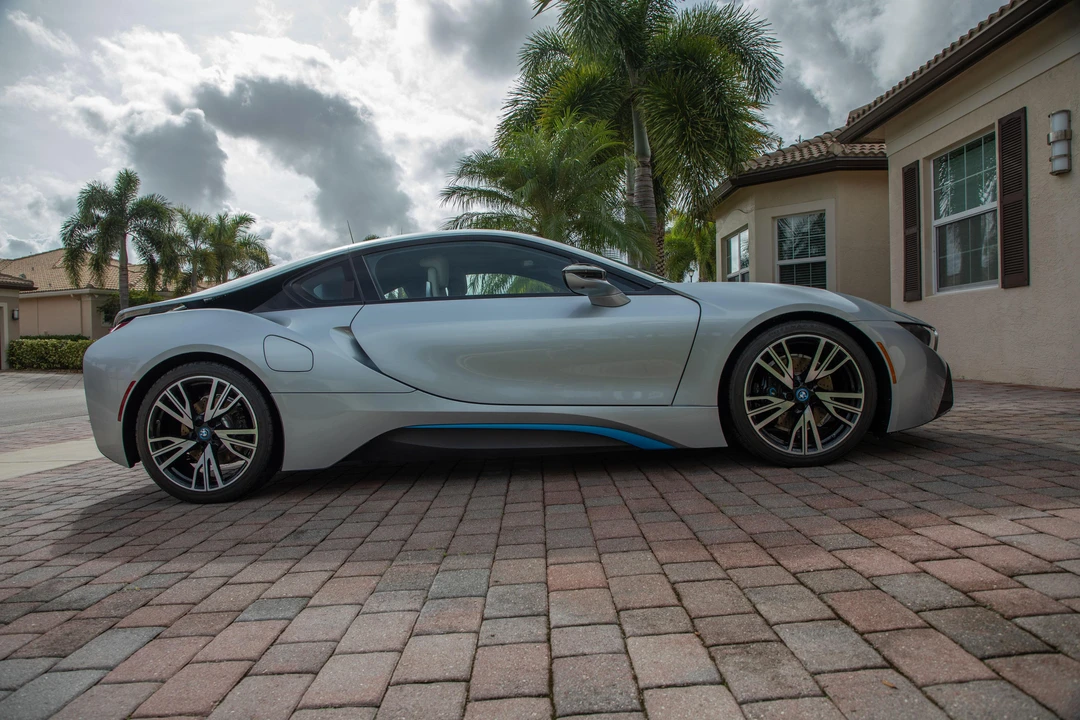 2015 BMW i8 - Image 17 of 31