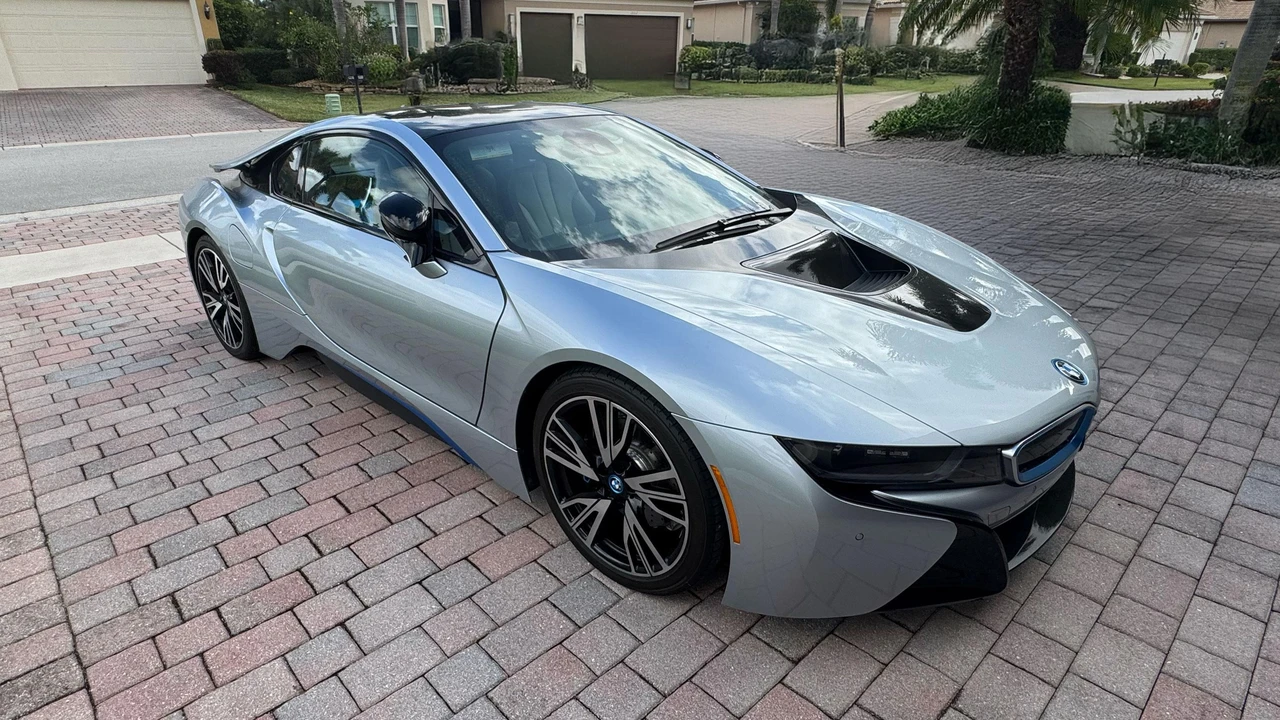 2015 BMW i8 - Image 19 of 31
