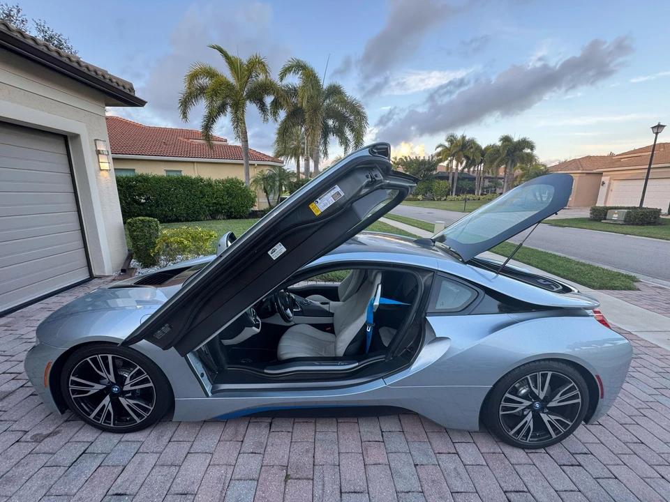 2015 BMW i8 - Image 12 of 31
