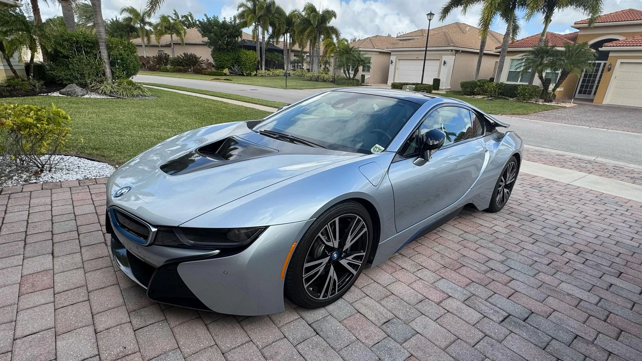 2015 BMW i8 - Image 9 of 31