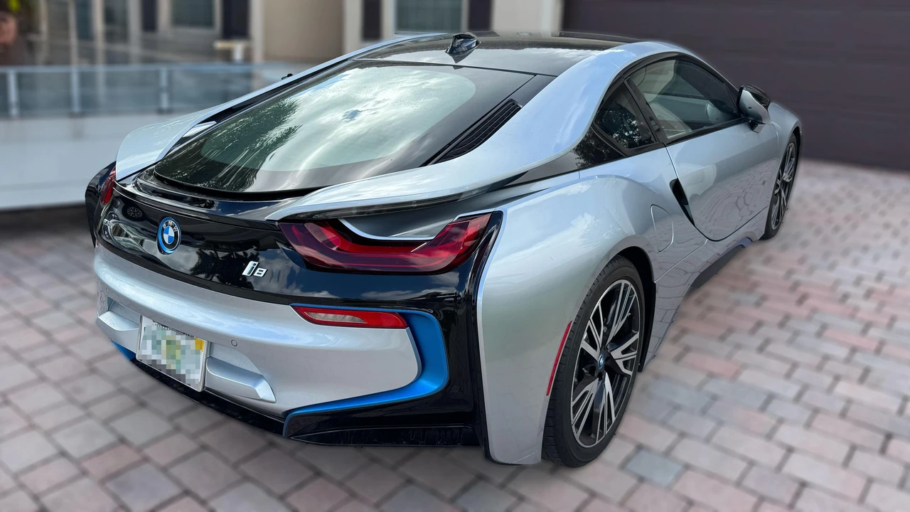 2015 BMW i8 - Image 16 of 31