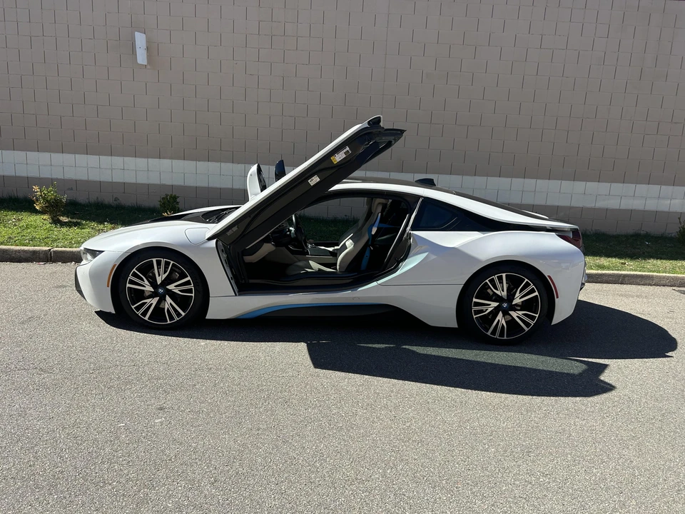 2015 BMW i8 - Image 25 of 31