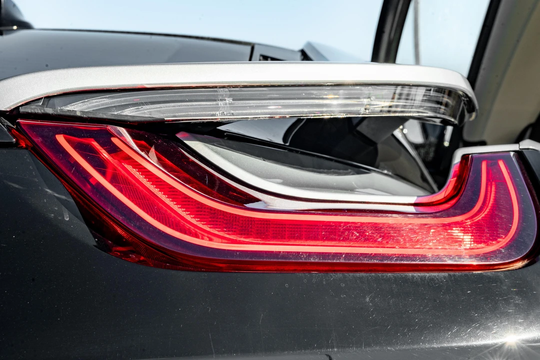 2015 BMW i8 - Image 24 of 31