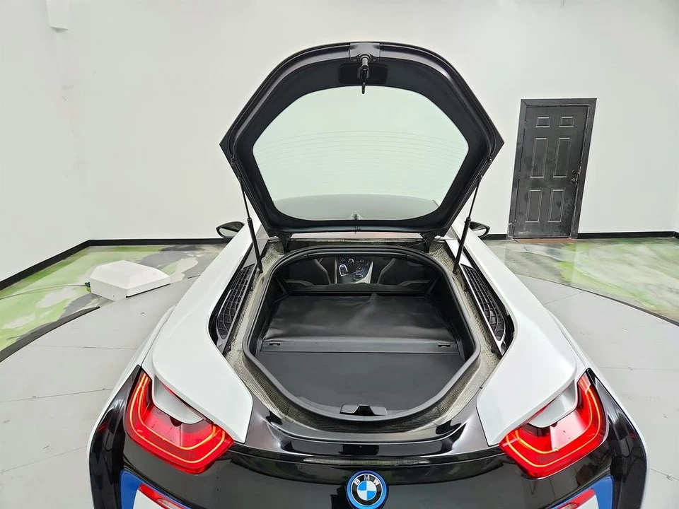 2015 BMW i8 - Image 28 of 31