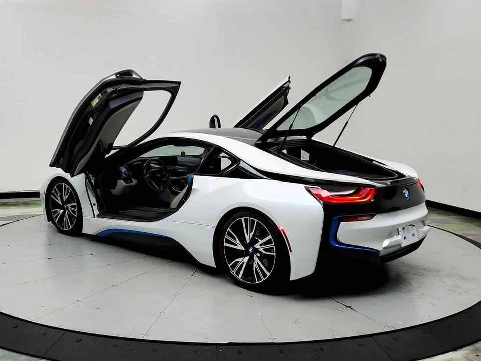 2015 BMW i8 - Image 12 of 31