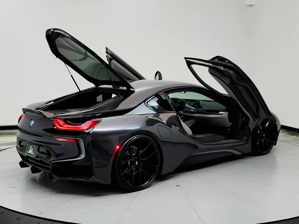 2015 BMW i8 - Image 11 of 12