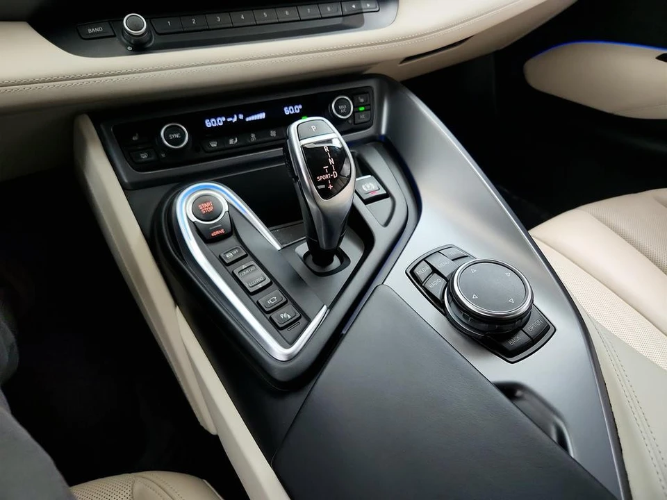 2015 BMW i8 - Image 16 of 31
