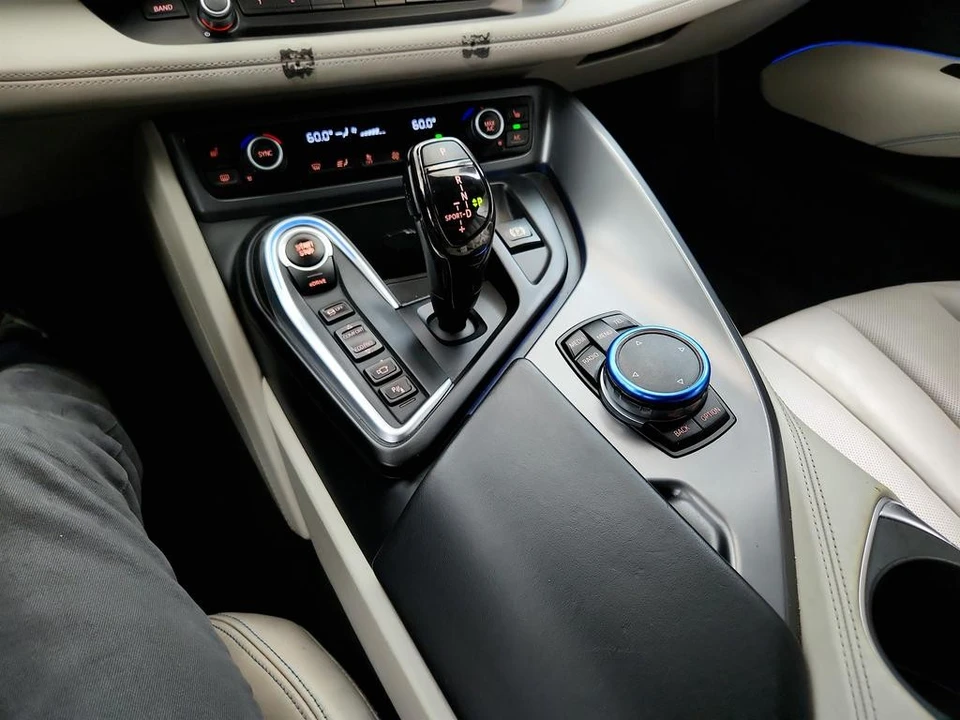 2015 BMW i8 - Image 17 of 31