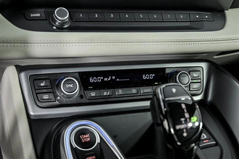 2015 BMW i8 - Image 25 of 31