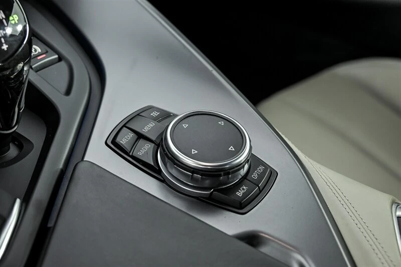 2015 BMW i8 - Image 28 of 31
