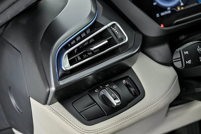 2015 BMW i8 - Image 18 of 31