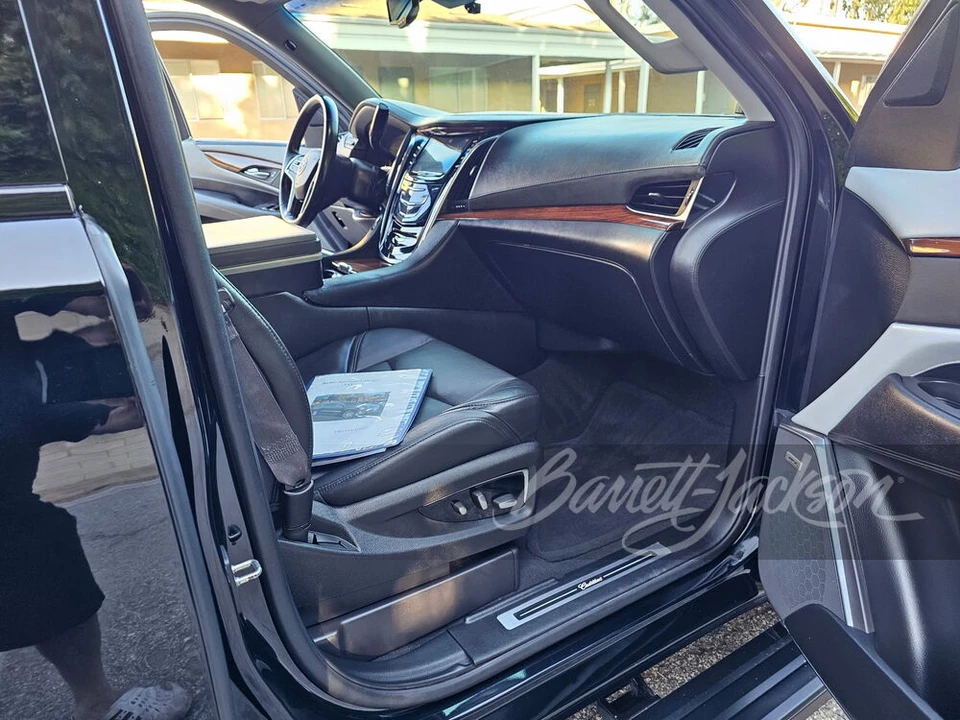 2015 Cadillac Escalade 4th Gen - Image 27 of 29