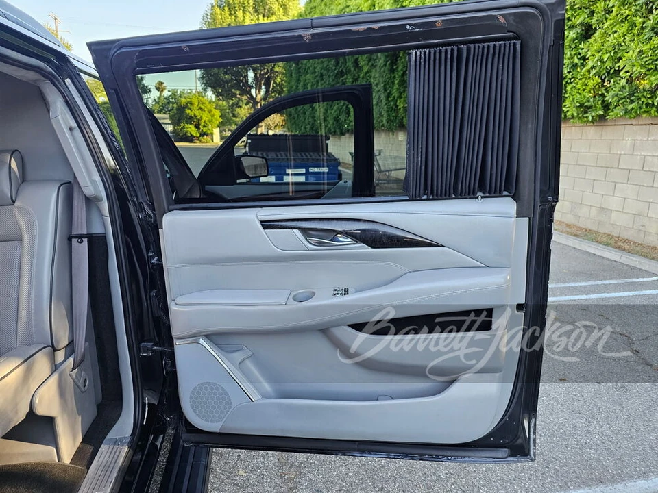 2015 Cadillac Escalade 4th Gen - Image 28 of 29