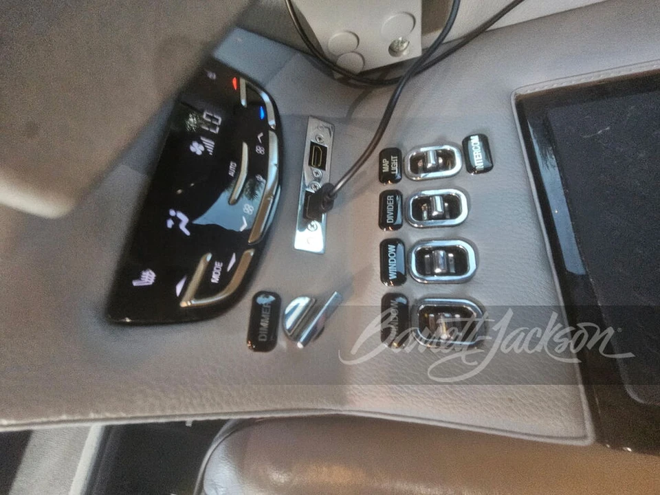 2015 Cadillac Escalade 4th Gen - Image 18 of 29