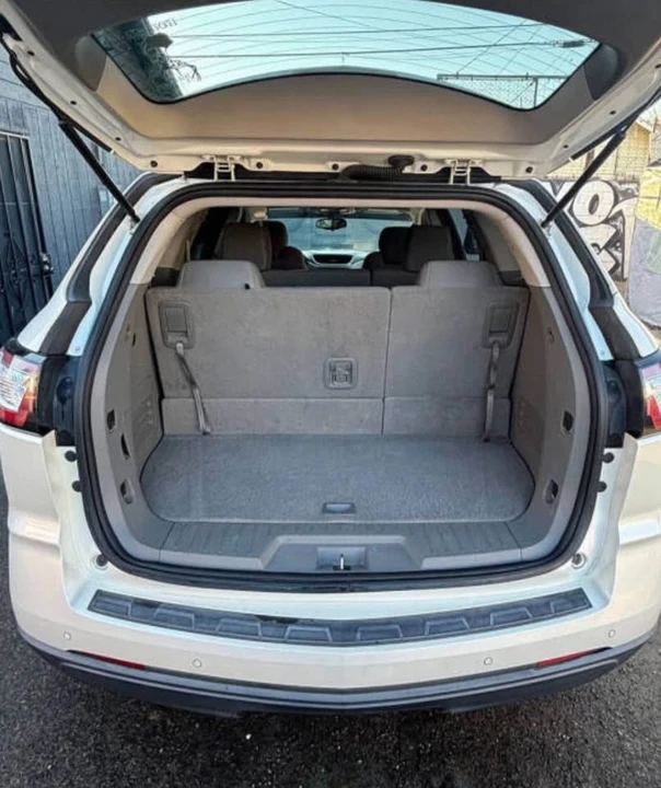 2015 Chevrolet Traverse - Image 2 of 3