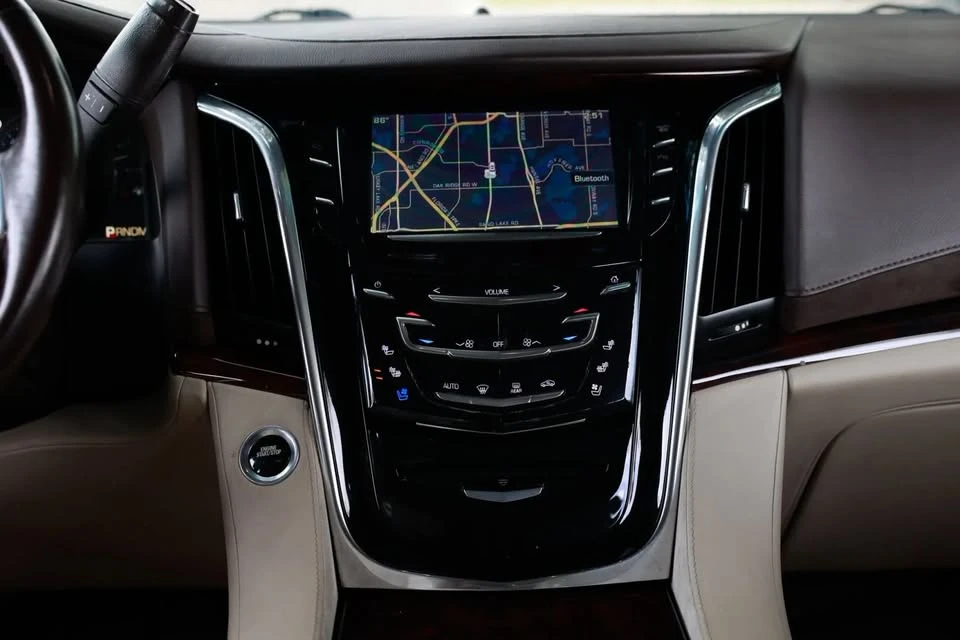 2015 Cadillac Escalade 4th Gen - Image 18 of 19