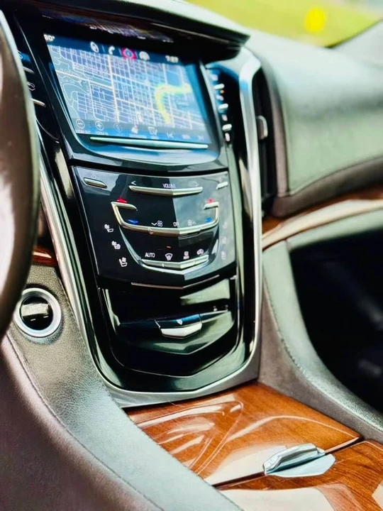 2015 Cadillac Escalade 4th Gen - Image 15 of 18