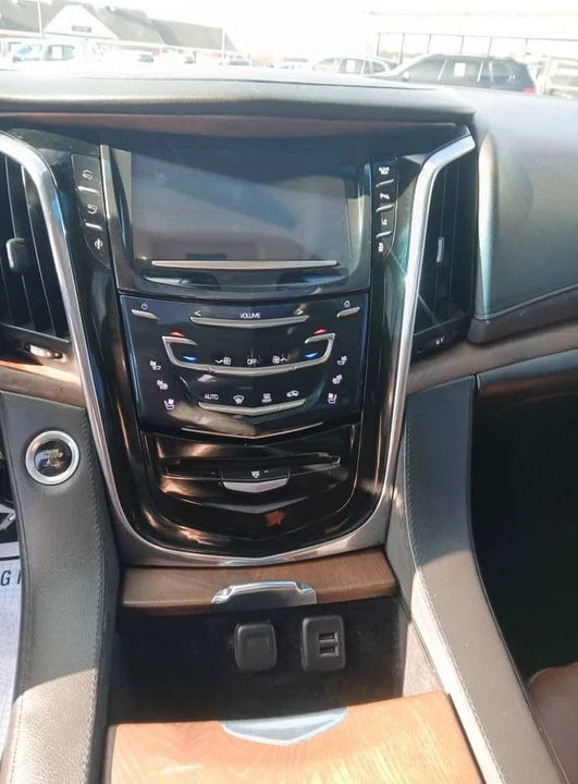 2015 Cadillac Escalade 4th Gen - Image 7 of 11