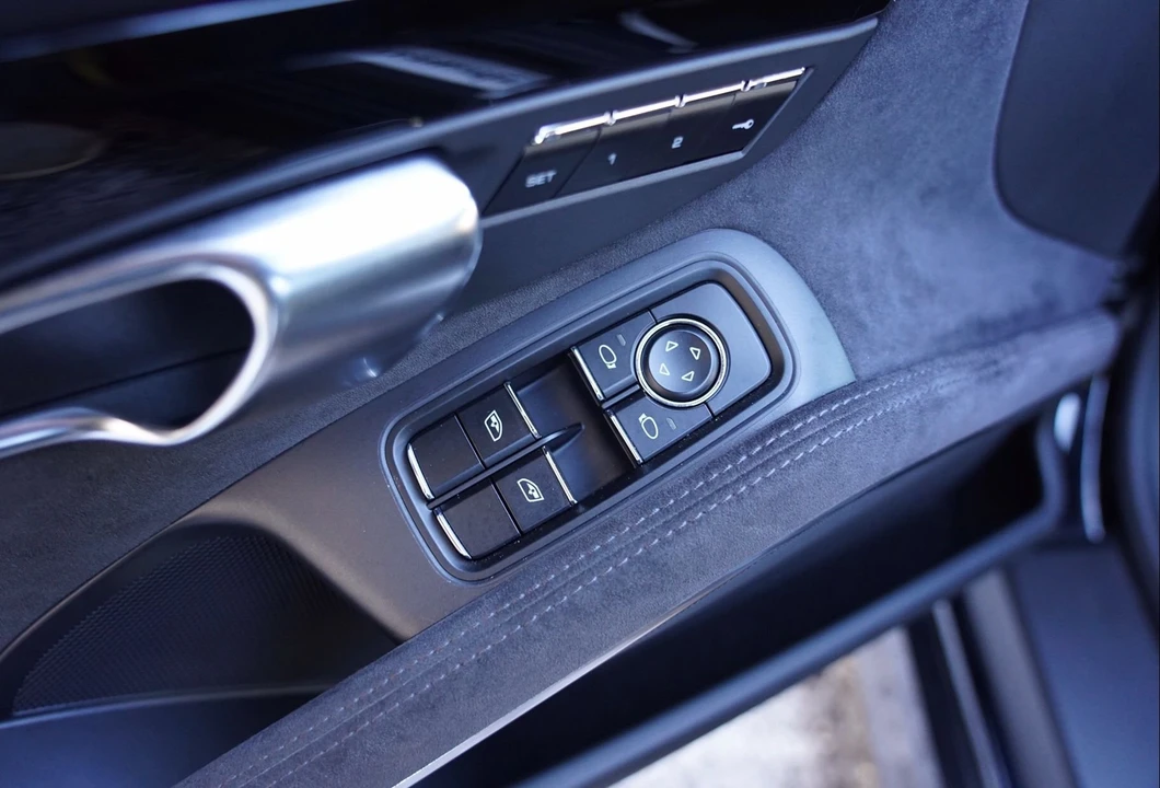 2015 Porsche 981 Cayman GTS - Image 9 of 15