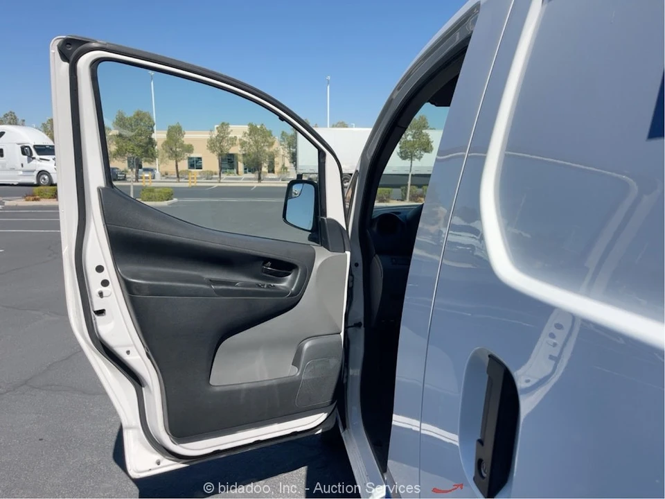 2015 Chevrolet Express - Image 11 of 12