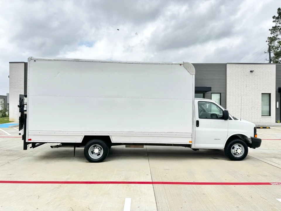 2015 Chevrolet Express - Image 4 of 8